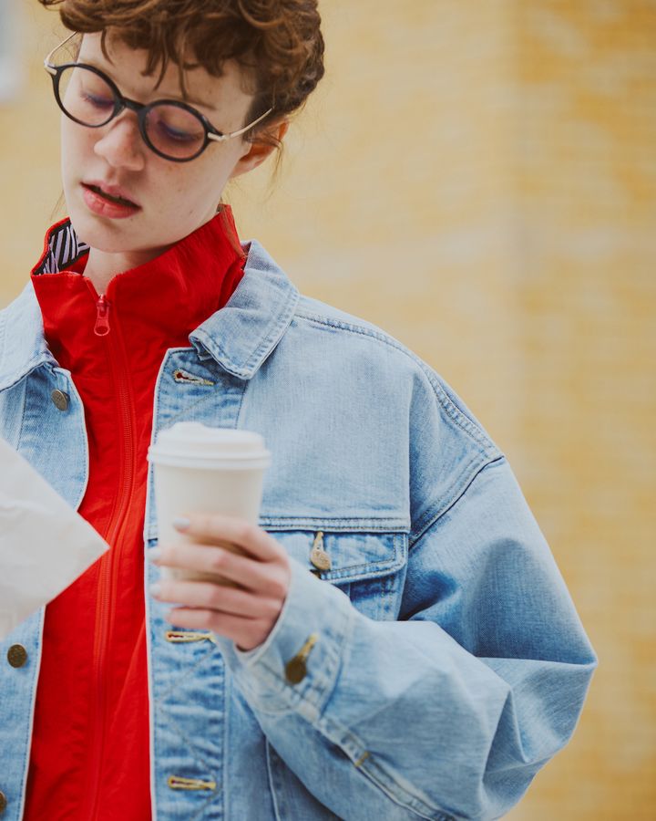 デニムオンデニムをスポーティに着よう！真っ赤なパーカをイン【FUDGE dig.｜デニムオンデニム着まわしDAY2】