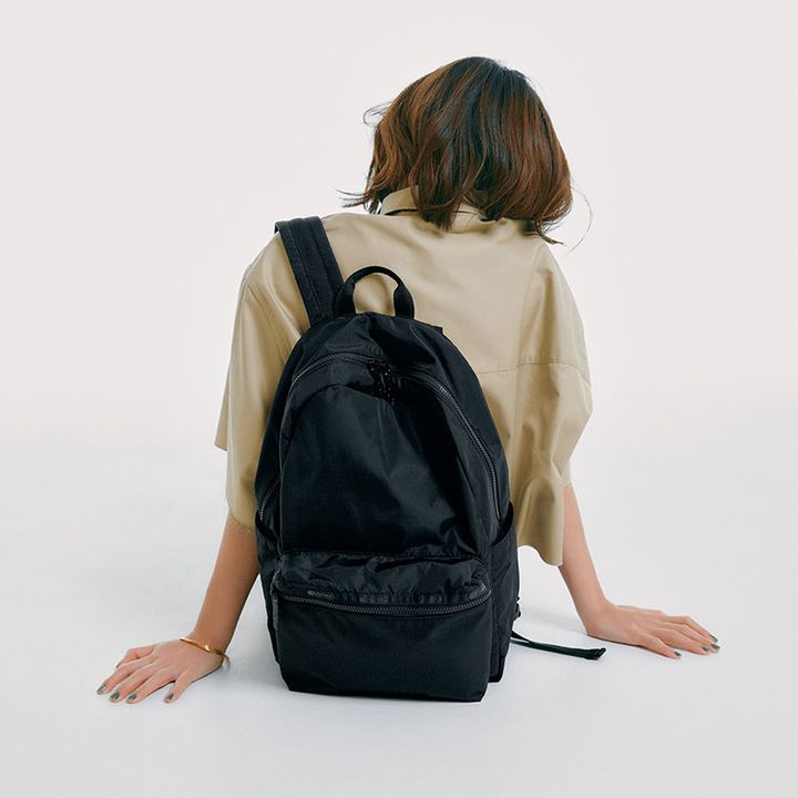 黒のサードマガジンのシンプルバッグパック