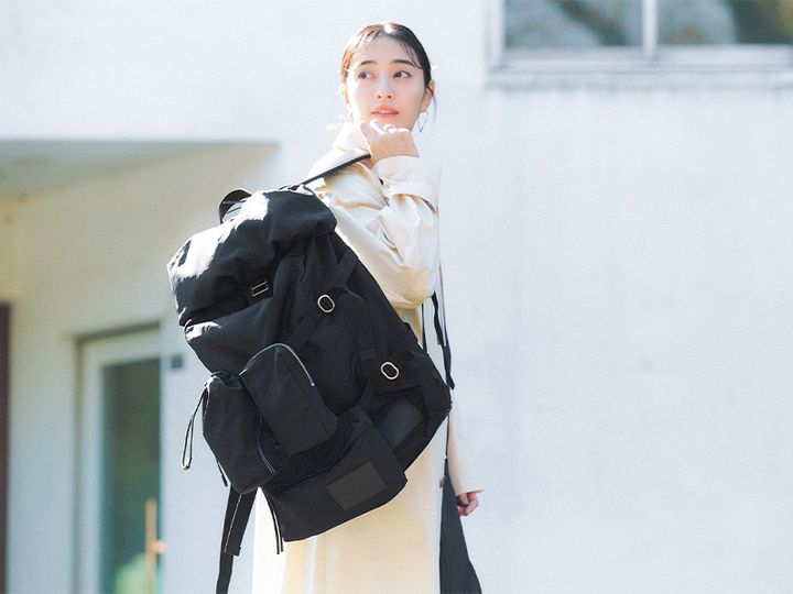 薄手のコートにJILSANDERの大容量黒バッグ