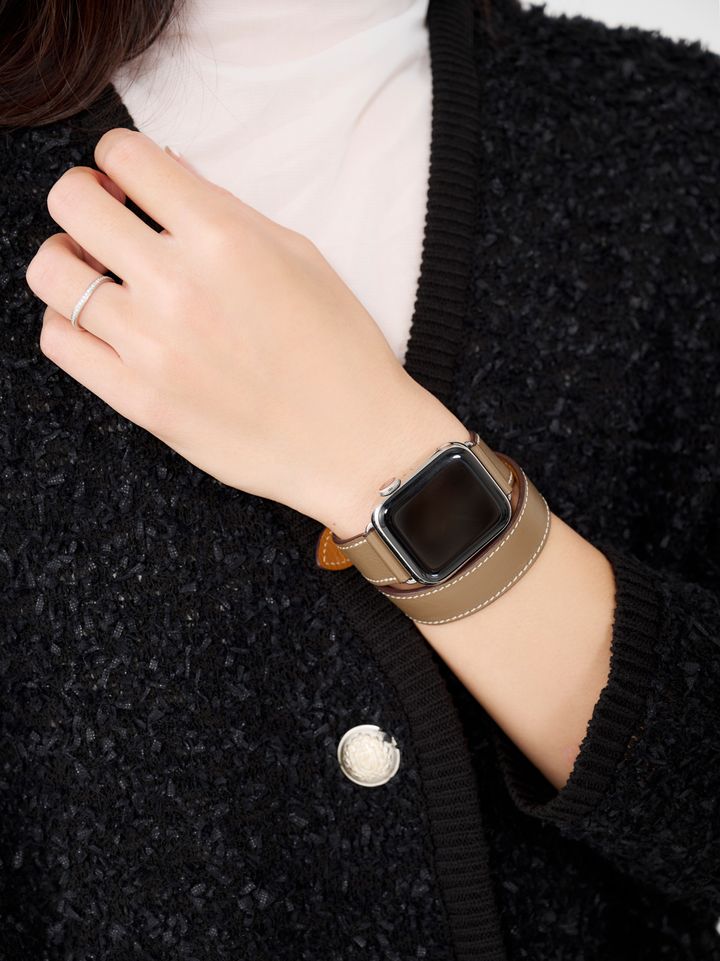 クラウドチームVERY酒井理央の春の白パンツコーデの時計はアップルウォッチエルメス