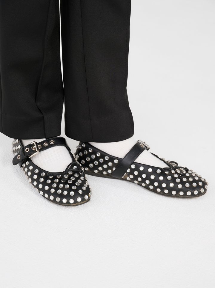 クラウドチームVERY髙橋香穂の春のカーディガンコーデのシューズ