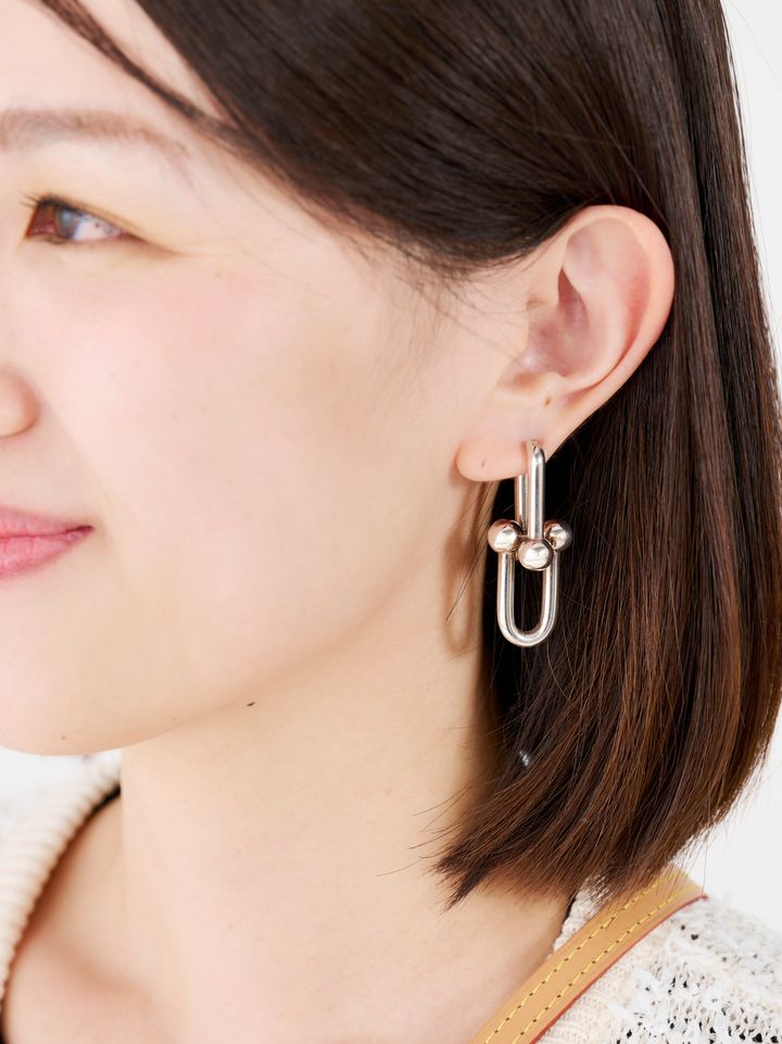 クラウドチームVERY濱野かやの春のカーディガンコーディネートのピアスはティファニー