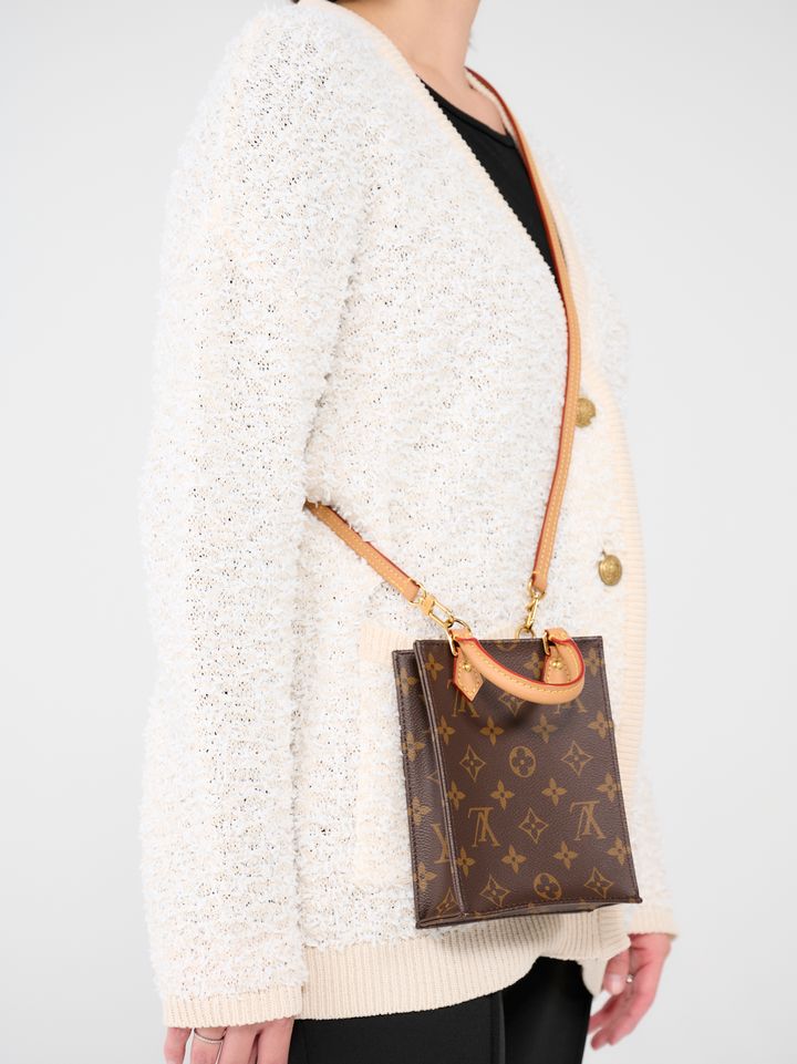 クラウドチームVERY濱野かやの春のカーディガンコーディネートのバッグはヴィトン