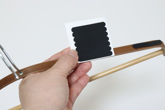 セリアのハンガーに貼り付けるハンガーのすべり止めシール 8P