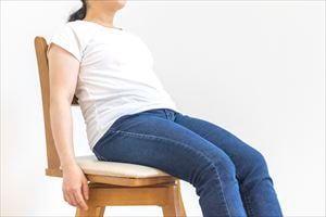 「ずっこけ座り」のイメージ