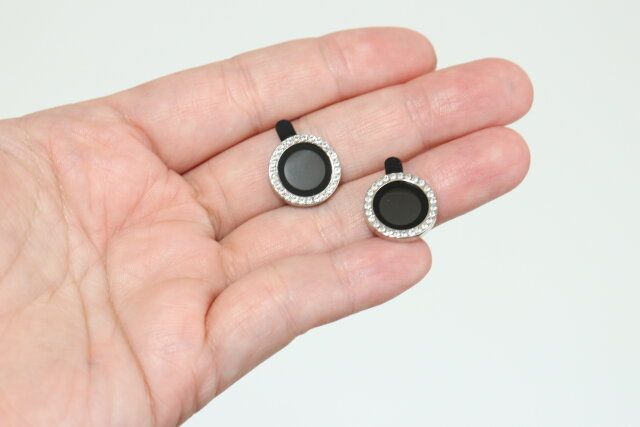 ダイソー カメラレンズ保護カバー（アイフォーン用、15／15Plus＆14／14Plus、ラインストーンA）