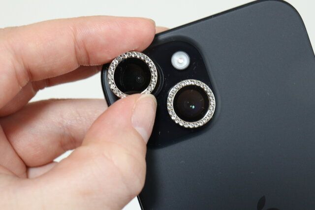 ダイソー カメラレンズ保護カバー（アイフォーン用、15／15Plus＆14／14Plus、ラインストーンA） 貼り方