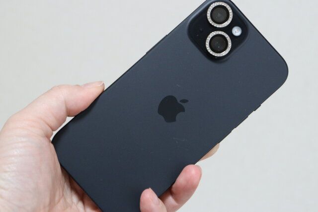 ダイソー カメラレンズ保護カバー（アイフォーン用、15／15Plus＆14／14Plus、ラインストーンA） 使用例