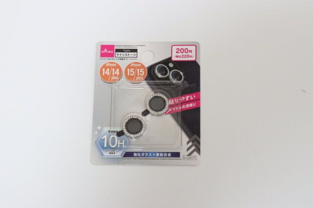 ダイソー カメラレンズ保護カバー（アイフォーン用、15／15Plus＆14／14Plus、ラインストーンA） パッケージ