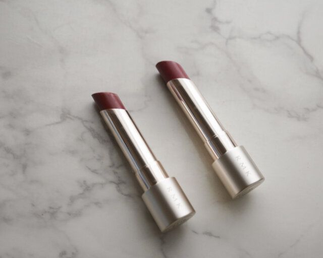 RMK「デューイーメルト リップカラー」 ベースには03 シャイハート 上に重ねたのは10 サクラシーン