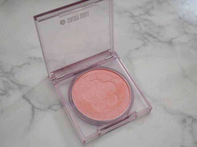 デイジードール「パウダー ブラッシュ ブルーム」03 ハニーオランジュ