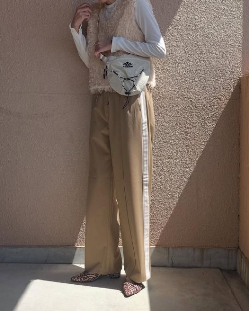 ニットベストとトラックパンツのコーデ