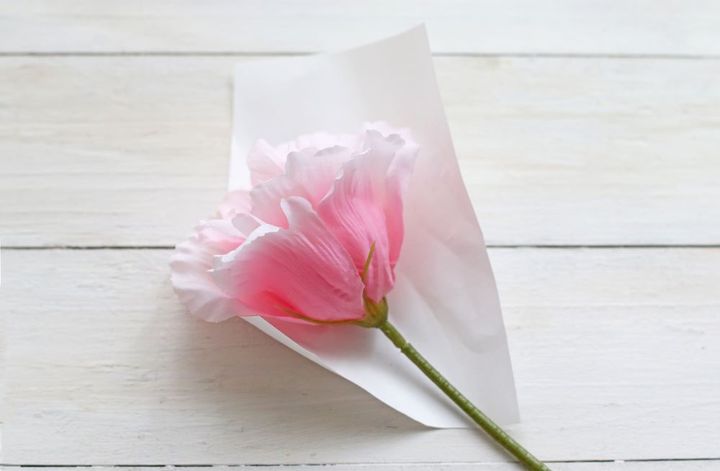 トルコキキョウを包む