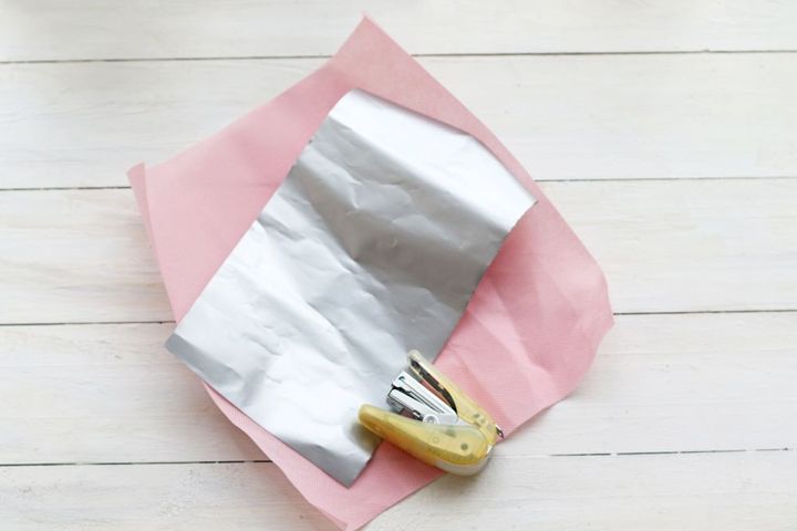 不織布とラッピングペーパーを重ねる