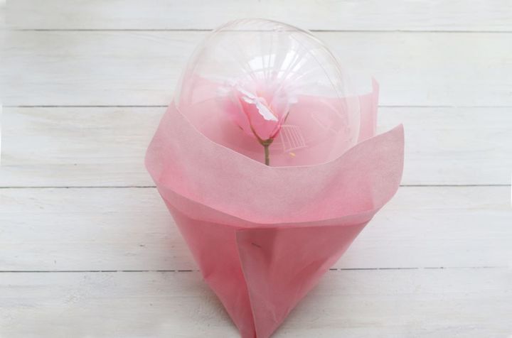 不織布を折りたたむ