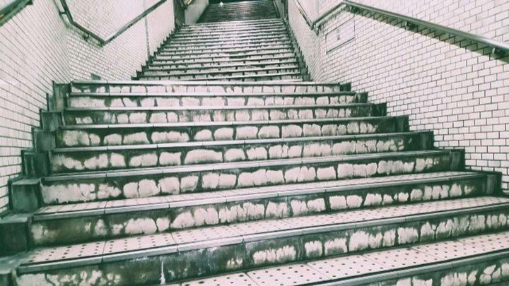 エレベーターのない駅で...（画像はイメージ）