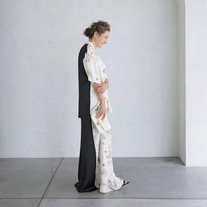 スリップドレスにオープンカラーのブラウスを重ねたセットアップ