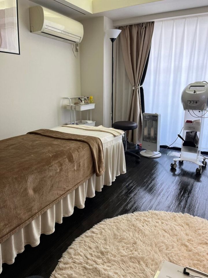 発行肌サロン／ケアプラス施術ルーム