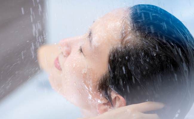 洗髪する女性
