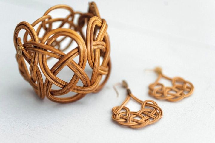 日本伝統の水引細工を応用した籐アクセサリー