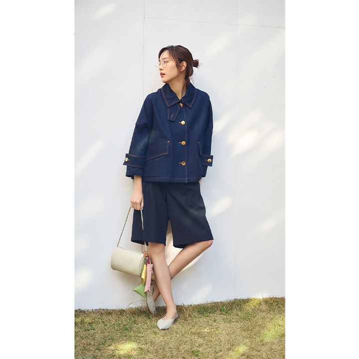 ネイビーのワントーンならハーフパンツも大人っぽい仕上がりに