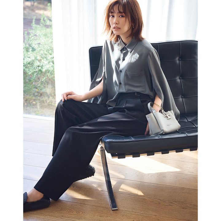 ウエストにひとクセある黒パンツでいつものキレイめコーデを更新