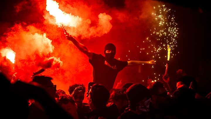 「最悪の事件」…20人以上が逮捕、フランス・パリでサポーターと機動隊が衝突