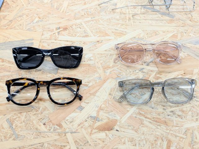 UVカットバタフライサングラスと2色のUVカットウェリントンサングラスとUVカットスクエアウェリントンサングラス