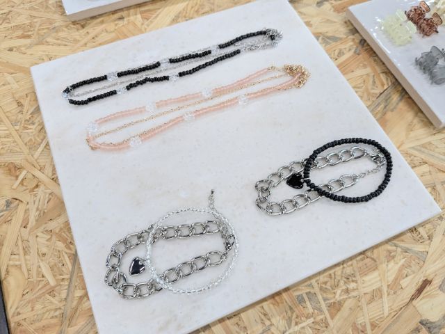 ビーズネックレスとハートモチーフビーズブレスレット