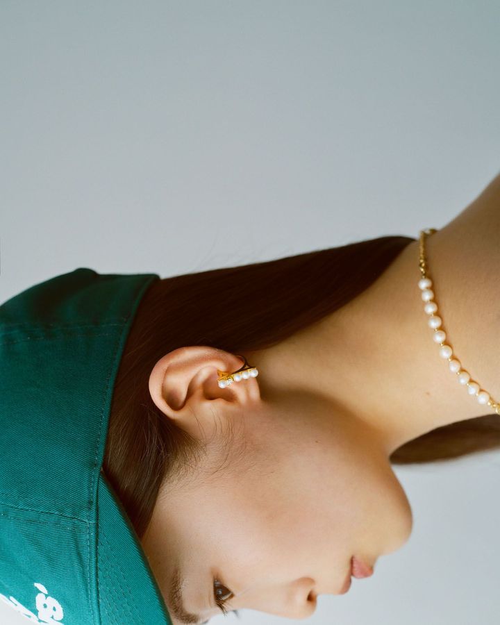 ロゴキャップ ¥6,800 パールイヤカフ ¥19,600 パールチェーンネックレス ¥22,000