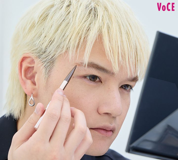 RYOJIはニュアンスカラー眉でメイクにシャレ感を！