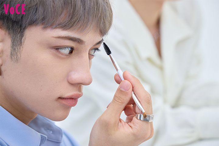 しっかり眉のGHEEは、パウダーでふわっと柔らかく整える