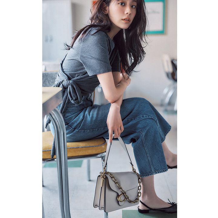 デニムのワンツーコーデもトレンドの変形Tシャツで即サマ見え