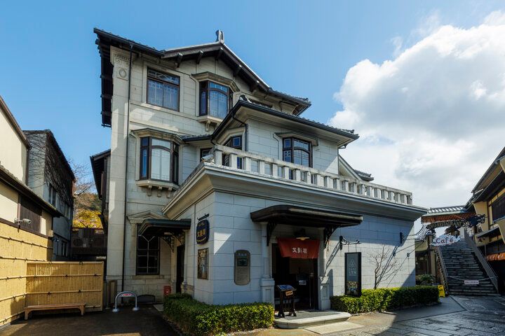 清水寺近くの大正レトロな洋館カフェ「CAFE五龍閣」で、パウンドケーキと香り豊かなコーヒーを