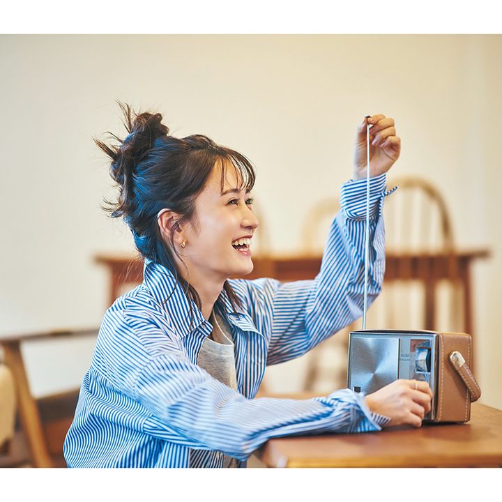 ストライプシャツを着てラジオのアンテナを触る前田敦子さん