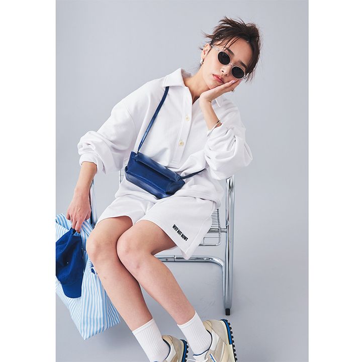 白スウェット素材の衿付きトップス＆ショーパンのセットアップを斜めがけバッグとスニーカーで着こなす近藤千尋さん