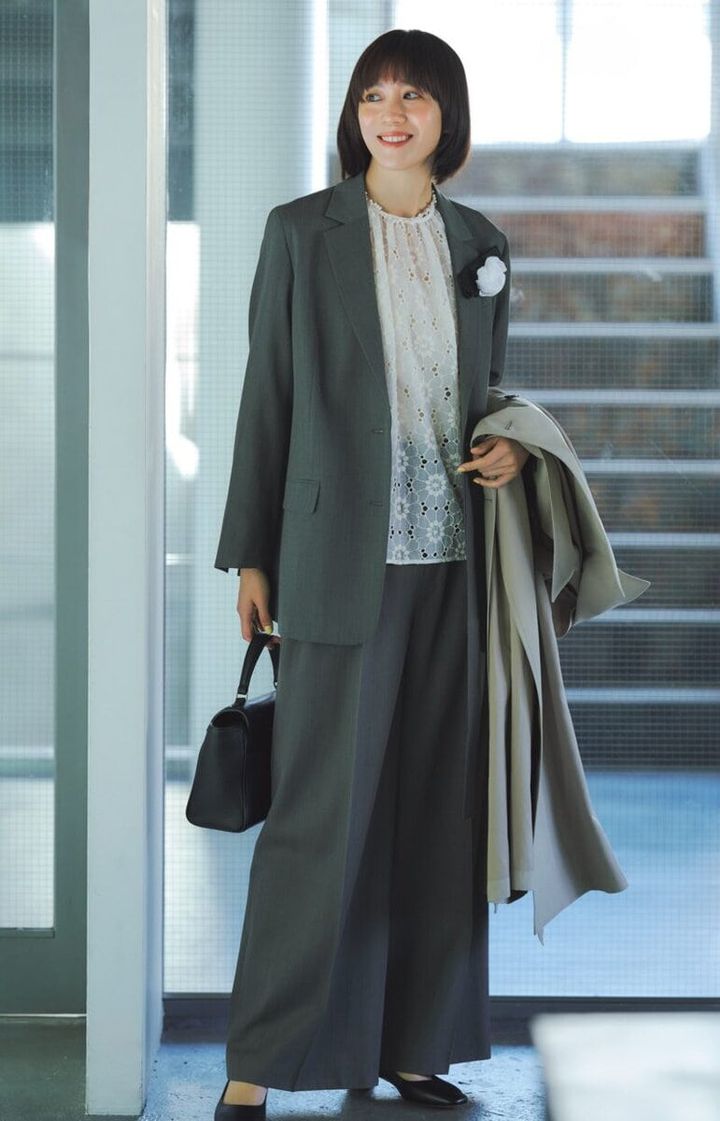 カットレースブラウスの着まわし