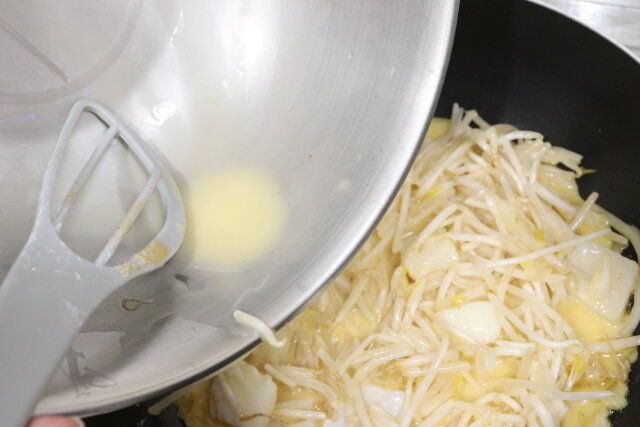 セリアの混ぜられるヘラはスクレーパーのようにこそぐ作業が得意