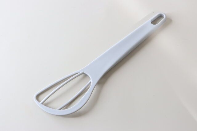 セリアの混ぜられるヘラは泡立て器とヘラのいいとこ取りの商品