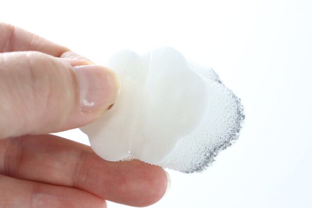 セリアのくもピカは裏面が粘着面になっている