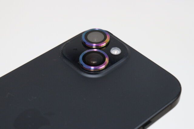 ダイソー カメラレンズ保護カバー（アイフォーン用15／15Plus ＆ 14／14Plus、メタル、オーロラ） 使用例