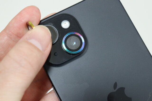 ダイソー カメラレンズ保護カバー（アイフォーン用15／15Plus ＆ 14／14Plus、メタル、オーロラ） 貼り方