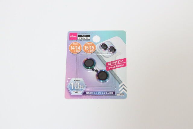 ダイソー カメラレンズ保護カバー（アイフォーン用15／15Plus ＆ 14／14Plus、メタル、オーロラ） パッケージ