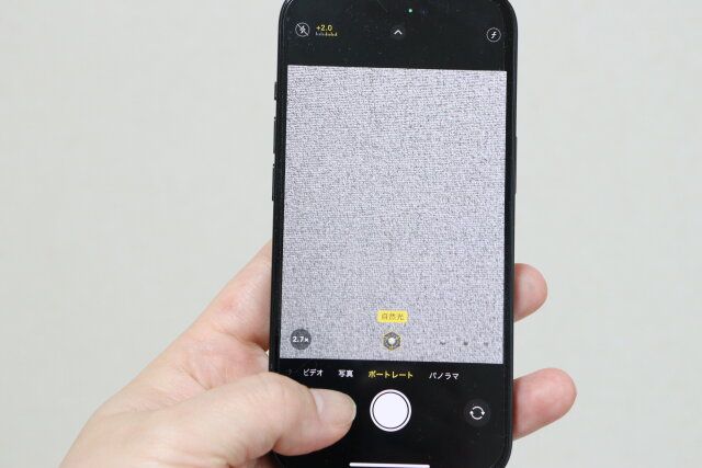 ダイソー カメラレンズ保護カバー（アイフォーン用15／15Plus ＆ 14／14Plus、メタル、オーロラ） 写り込みない