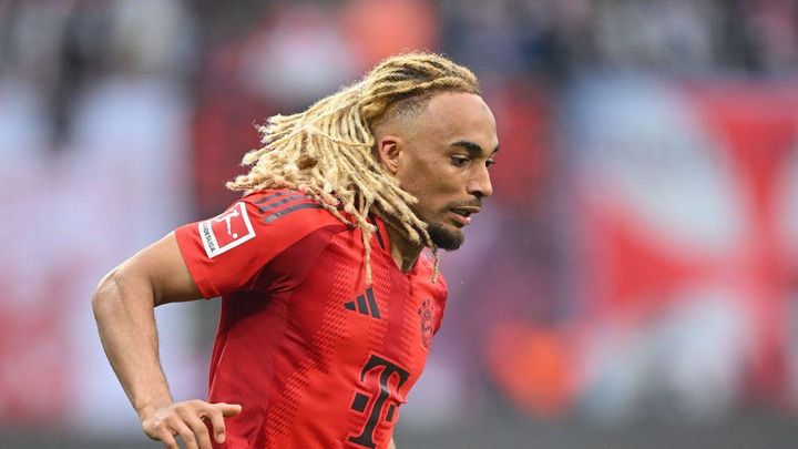 天才24歳DF、オープンカー運転中に帽子を盗まれる！衝撃の瞬間が話題に