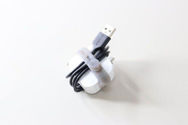 セリアのアダプターごと巻けるRE‐98 連結できるケーブルタイ 半透明 2P