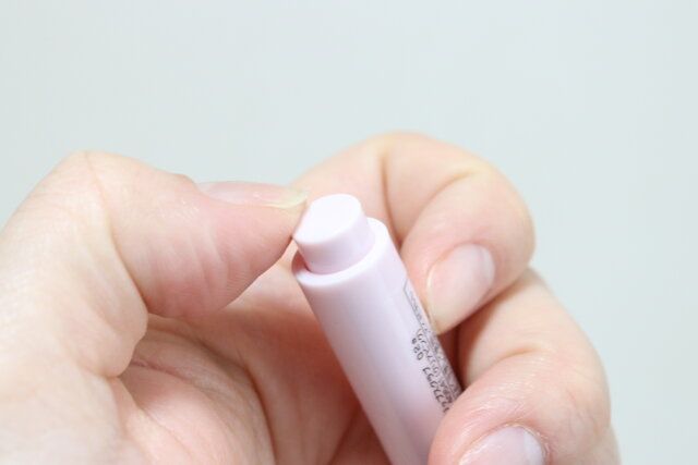 ダイソーのノック式＆.Wチャーム リップスクラブ 02a ＜リップクリーム＞ クリアピンク 40541