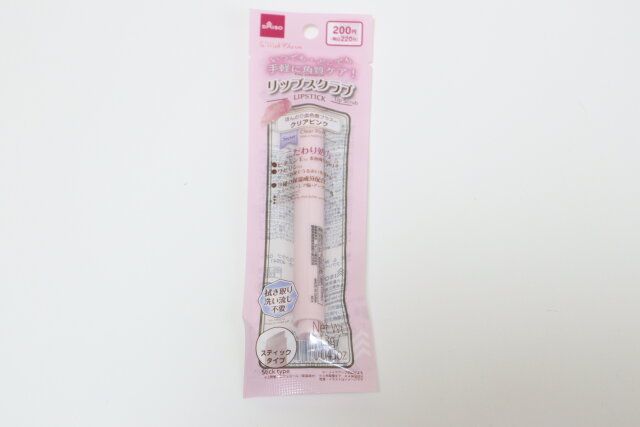 ダイソーの＆.Wチャーム リップスクラブ 02a ＜リップクリーム＞ クリアピンク 40541のパッケージ