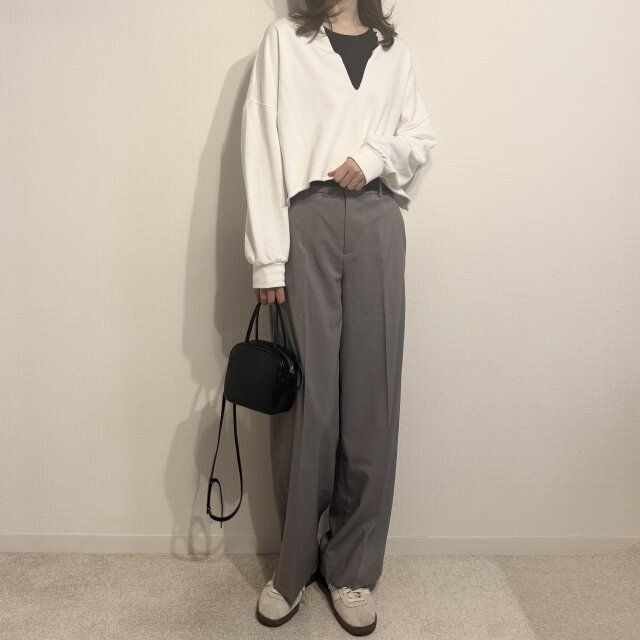 スウェット合わせで大人カジュアルに