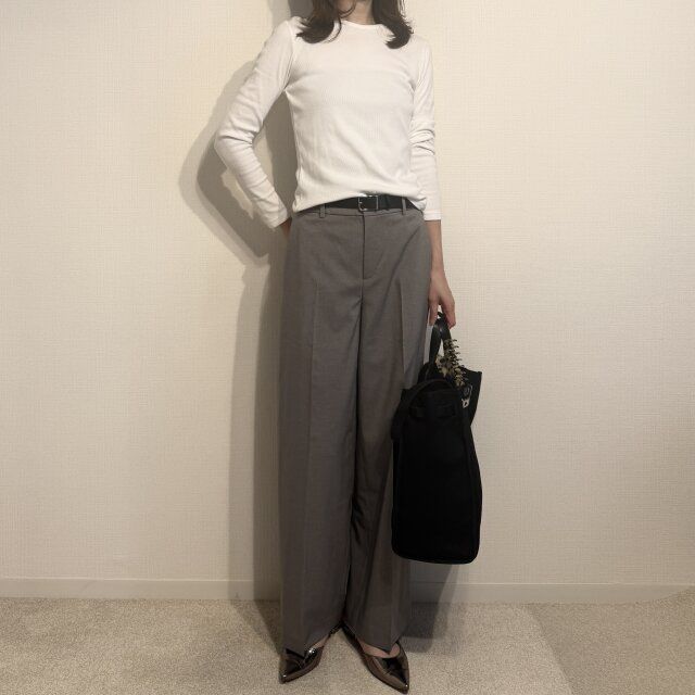 シンプルなトップス合わせも洗練された印象に